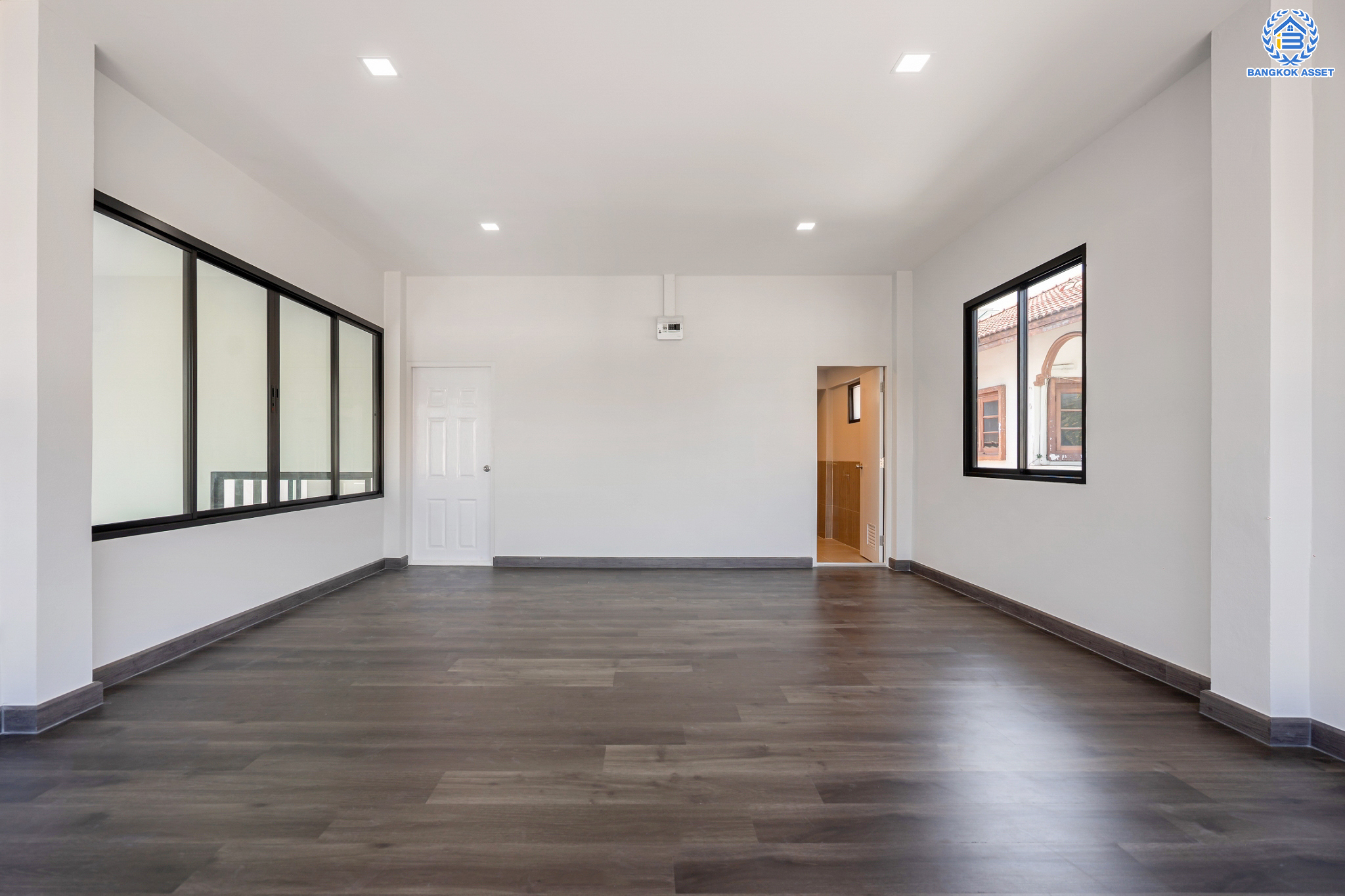 บ้านมือสองตกแต่งใหม่ ซอยวัดเวฬุวนาราม36 สรงประภา-ดอนเมือง บ้านเดี่ยวหลังใหญ่ เนื้อที่ 101 ตร.ว. ฟังก์ชัน 5 ห้องนอน 5 ห้องน้ำ 1 ห้องอเนกประสงค์ 1 ห้องรับประทานอาหาร 1 ห้องแม่บ้าน จอดรถได้ถึง 4 คัน บนทำเลดีที่สุด ใกล้สนามบินดอนเมือง ทางด่วน "ศรีสมาน" และรถไฟฟ้าสายสีแดง "สถานีดอนเมือง"